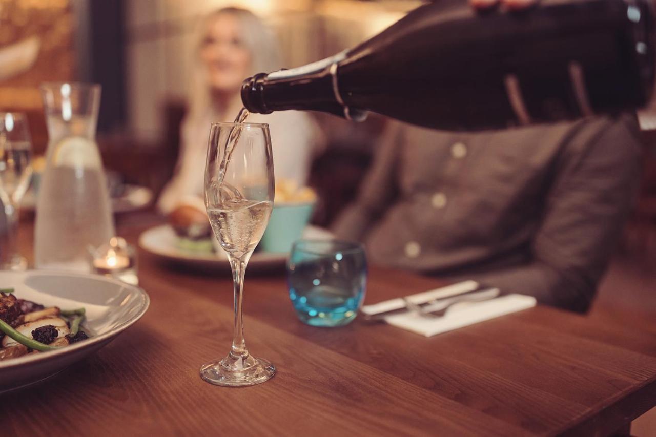 Longlands Inn & Cottages Carnforth Kültér fotó Champagne being poured