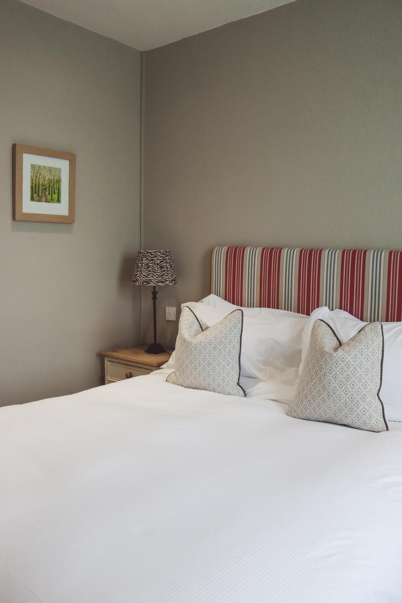 Longlands Inn & Cottages Carnforth Kültér fotó A bedroom at The Old Inn