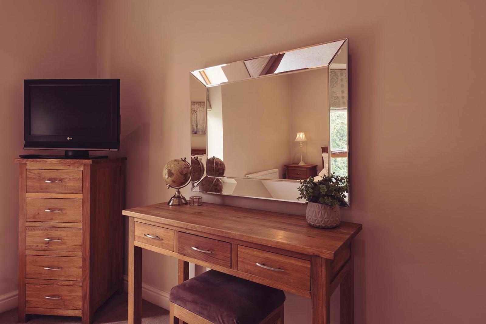 Longlands Inn & Cottages Carnforth Kültér fotó A dressing table with a mirror