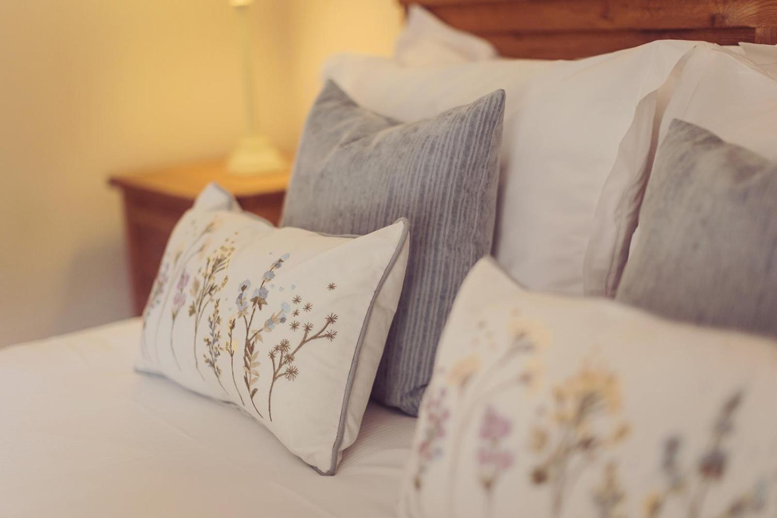 Longlands Inn & Cottages Carnforth Kültér fotó Pillows on a bed