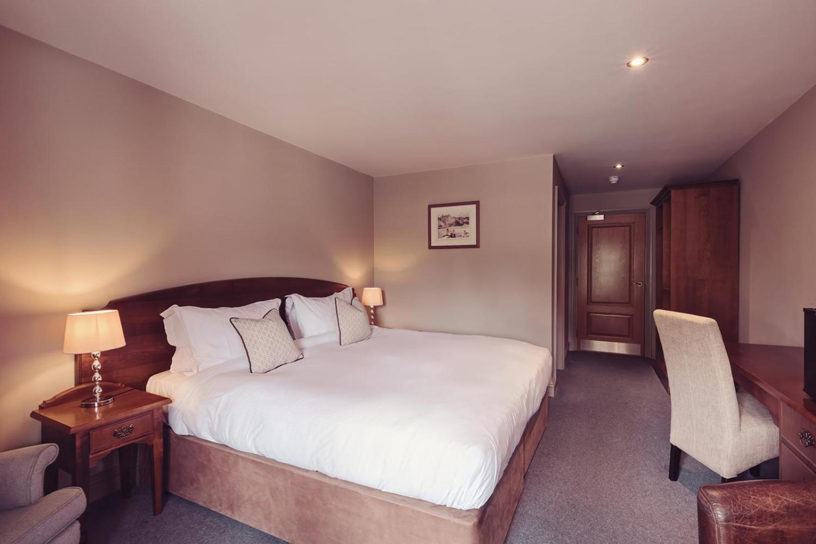 Longlands Inn & Cottages Carnforth Kültér fotó A bedroom at the hotel