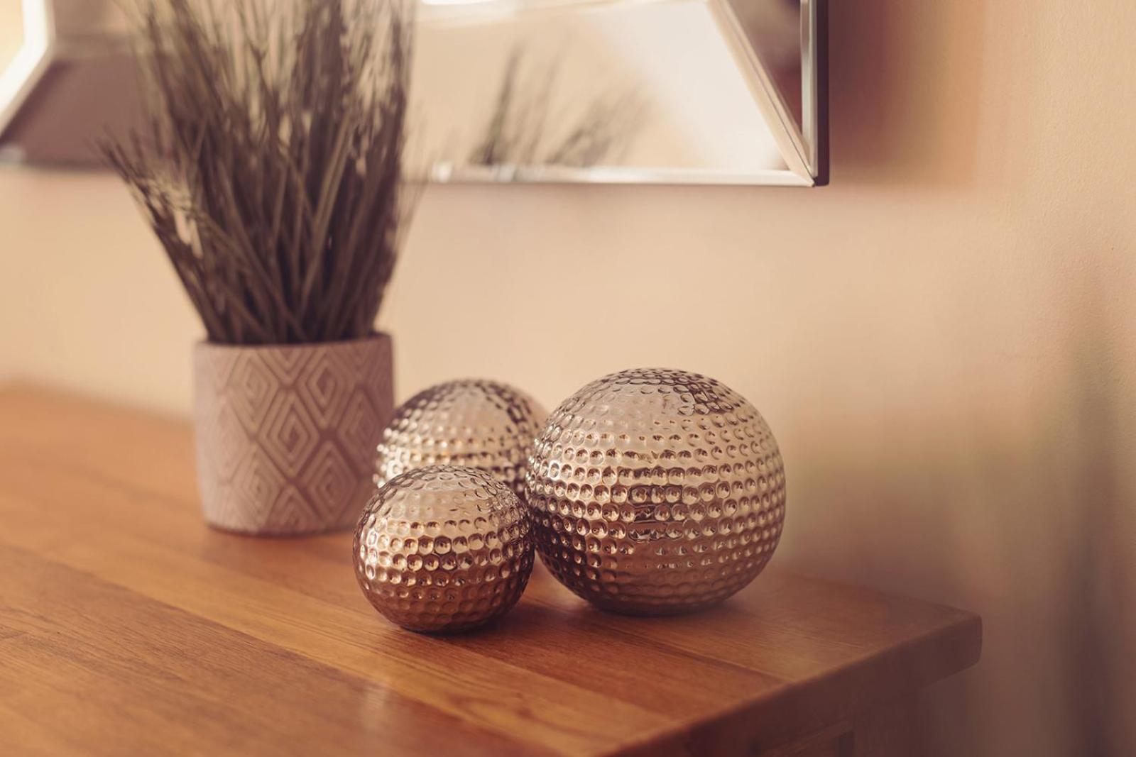 Longlands Inn & Cottages Carnforth Kültér fotó Orbs on a table