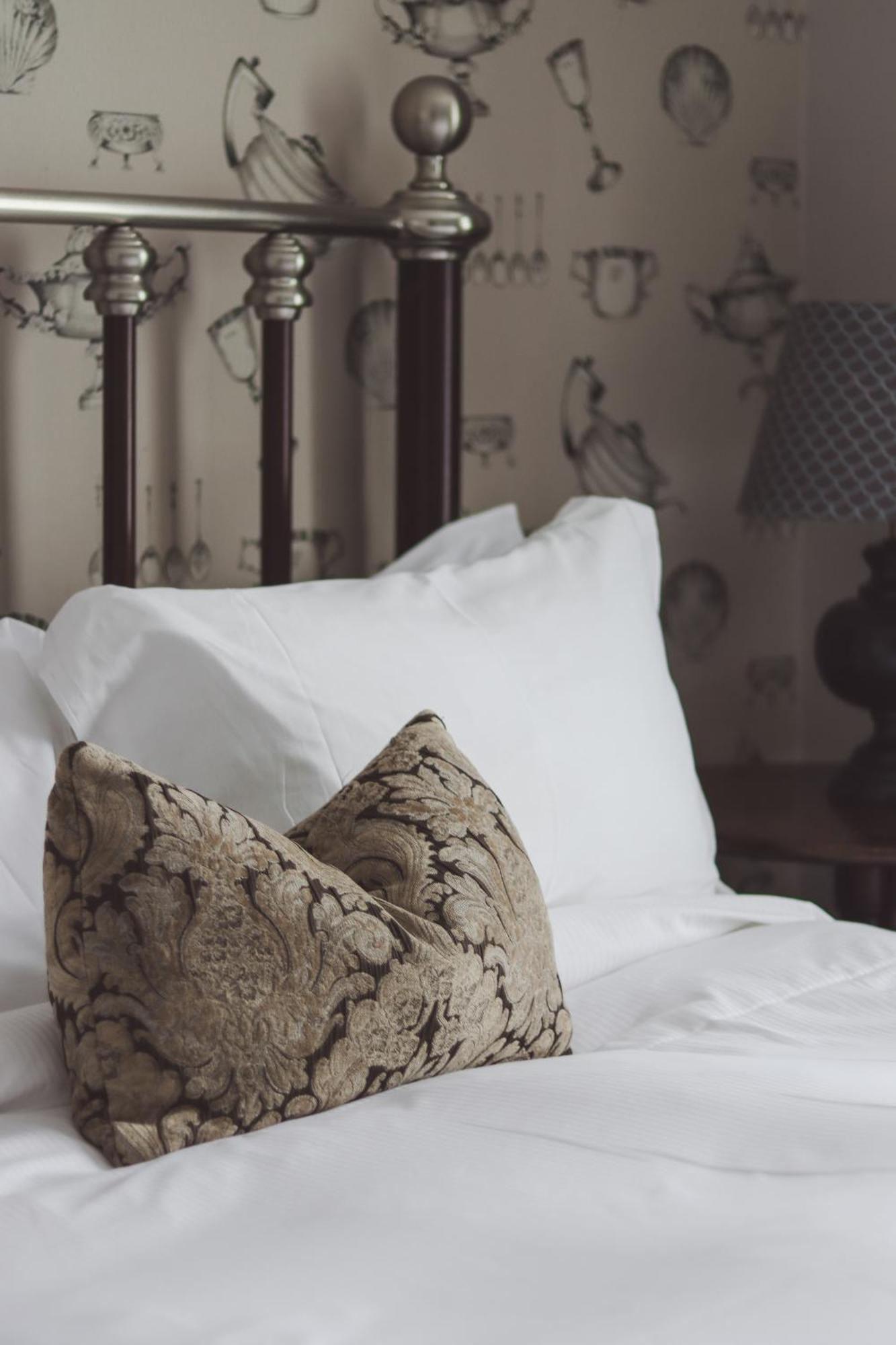 Longlands Inn & Cottages Carnforth Kültér fotó A bed with pillows