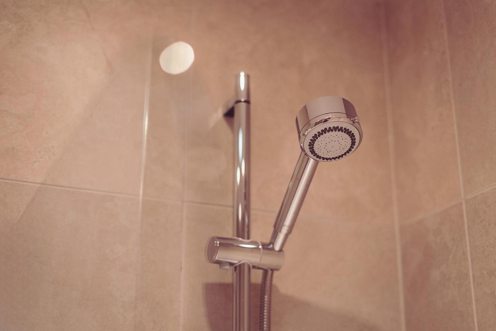 Longlands Inn & Cottages Carnforth Kültér fotó A shower head