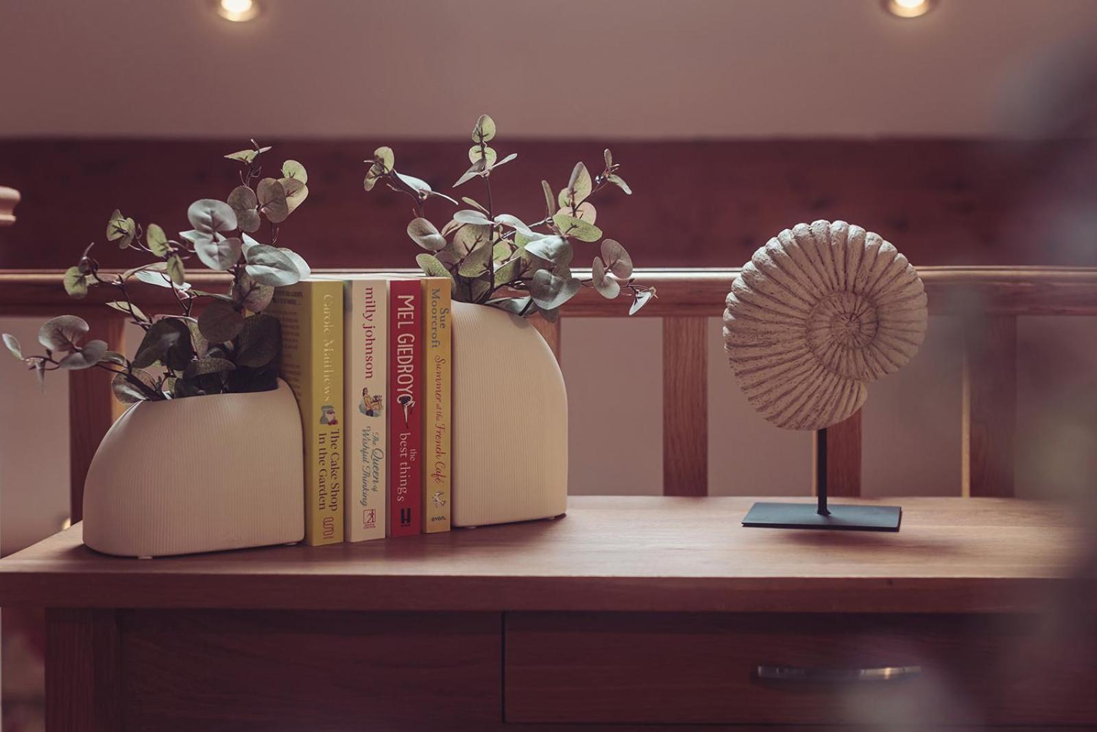 Longlands Inn & Cottages Carnforth Kültér fotó A 3D rendering of a bookshelf