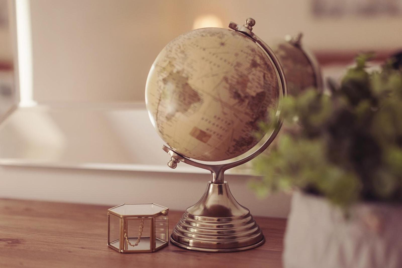 Longlands Inn & Cottages Carnforth Kültér fotó A globe