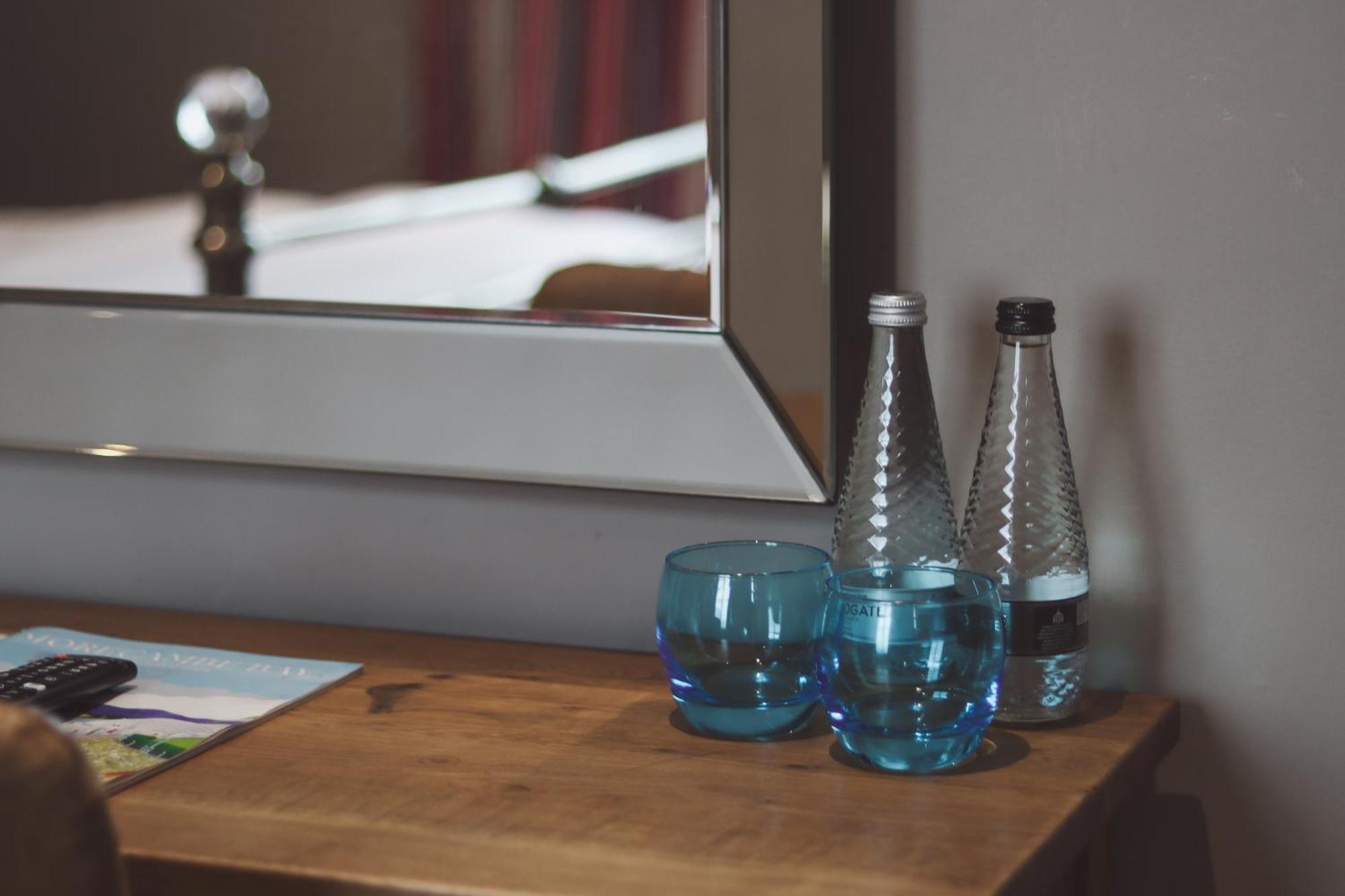 Longlands Inn & Cottages Carnforth Kültér fotó Bottled water in a hotel room