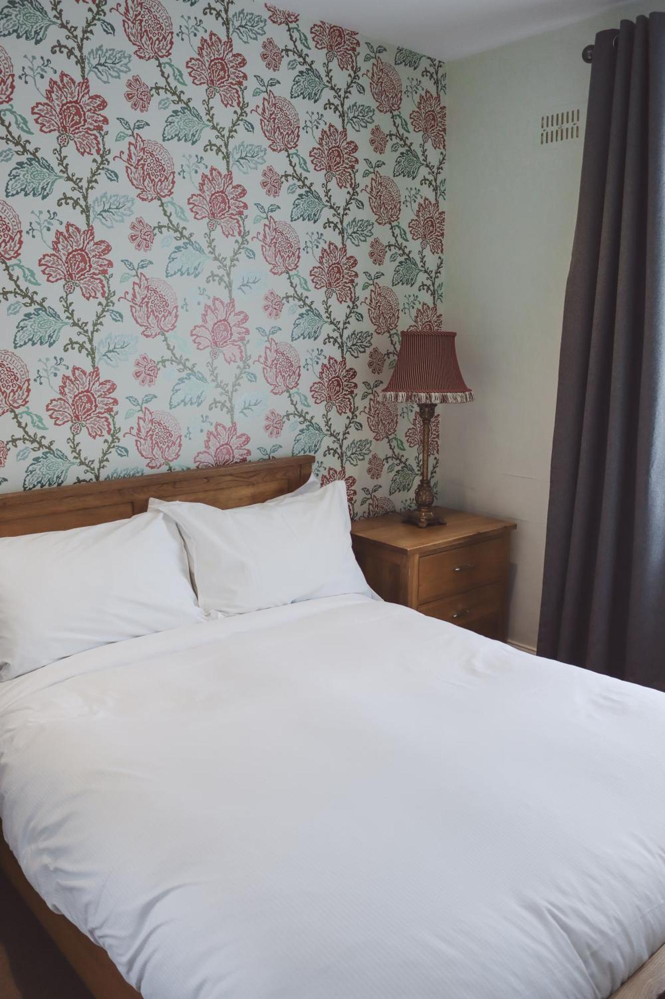 Longlands Inn & Cottages Carnforth Kültér fotó A bedroom at the hotel