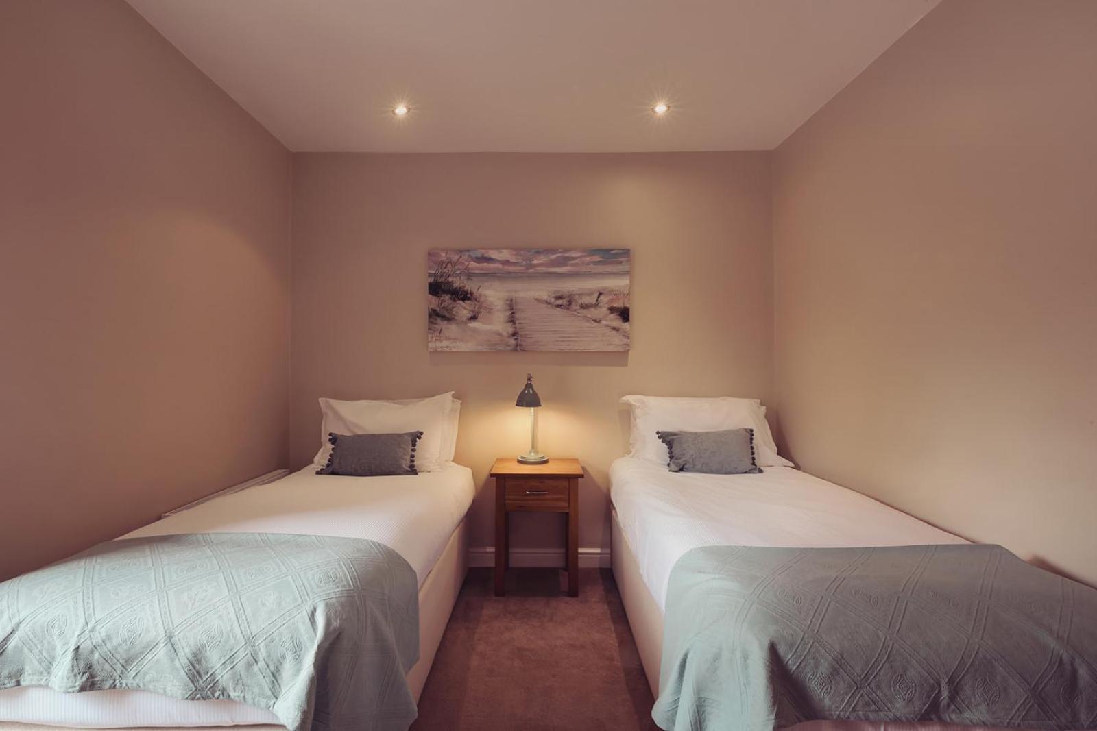 Longlands Inn & Cottages Carnforth Kültér fotó A twin bedroom