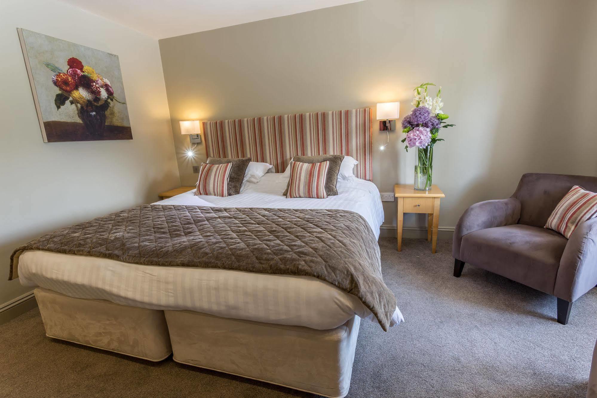 Longlands Inn & Cottages Carnforth Kültér fotó A bedroom at the hotel