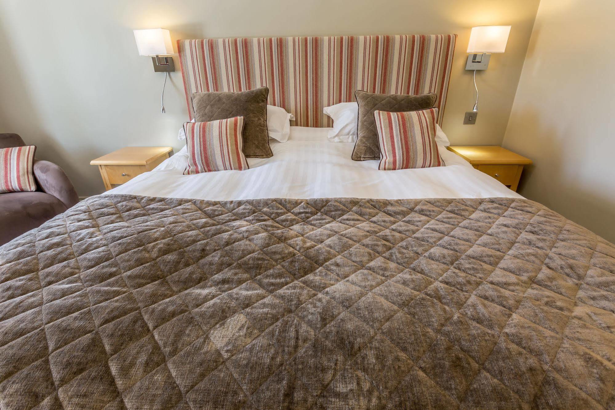 Longlands Inn & Cottages Carnforth Kültér fotó A bed with a duvet